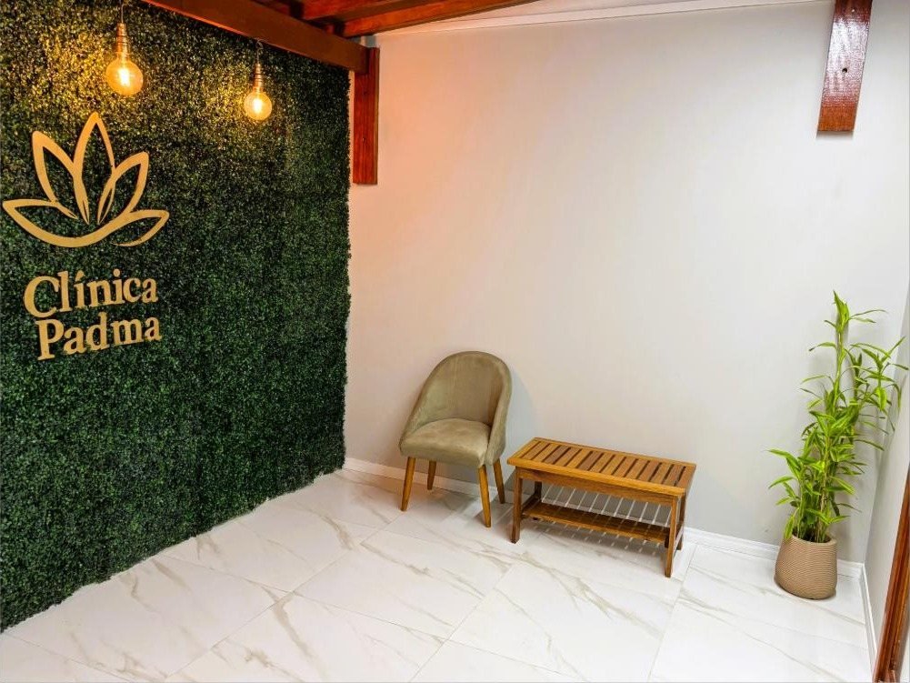 Entrada da clínica, com parede verde e logotipo Clínica Padma