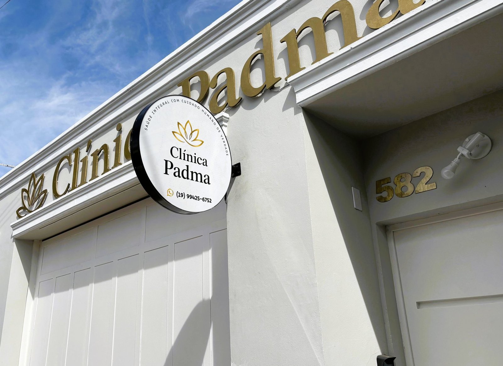 Placa de identificação da Clínica Padma, na Rua 24 de Maio, 582, em Indaiatuba/SP