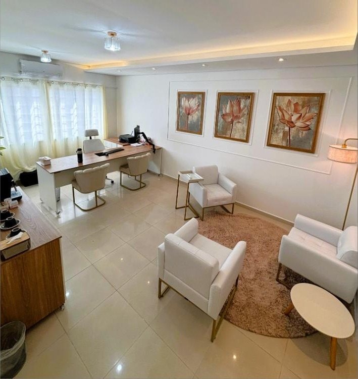 Sala de atendimento com mesa e estante
